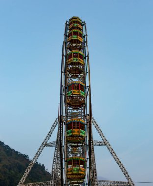 Pokhara, Nepal 'de mavi gökyüzünün altında klasik dönme dolap.