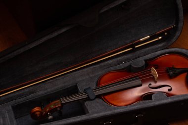 Kutusunda keman yayı olan klasik keman.