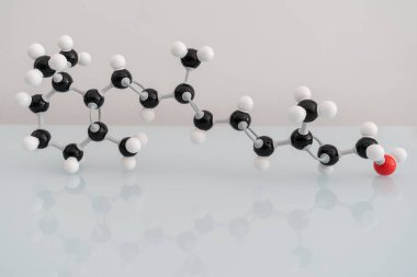 A vitamini beyaz arka planda yansıması olan moleküler model tarafından izole edilmiş. Renkli atomlar ve bağlarla Retinol kimyasal formülü