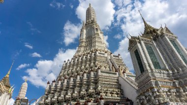 Bangkok, Tayland 'daki Wat Arun tapınağının etkileyici kulesi.