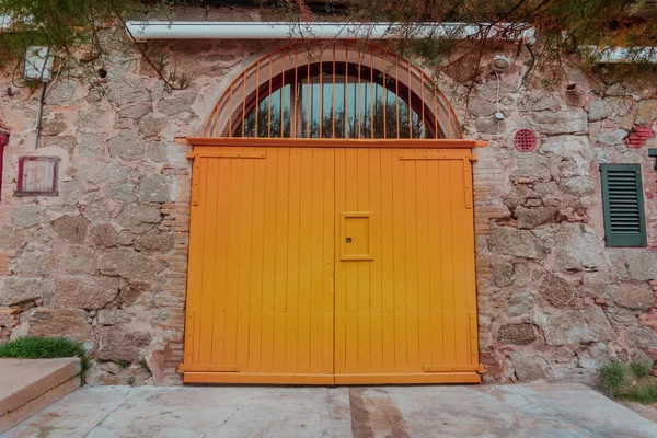 Старинная Желтая Деревянная Дверь Каменной Стене Деревне Калелья Палафружель — стоковое фото