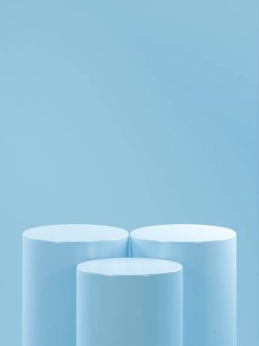 3 tane açık mavi podyum tüpü, 1 tane öndeki tüp arkadaki 2 tüpten daha aşağıda, açık mavi arka plan. 3 dikey podyum