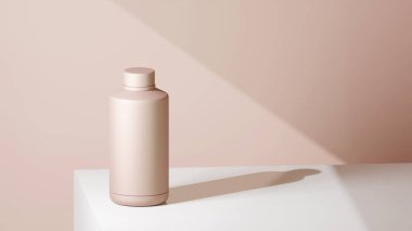 Çöl kumu renkli içki şişesi, beyaz bir masaya yerleştirilmiş, çöl kumunun önüne yerleştirilmiş, parlak renkli fotograf konsepti.