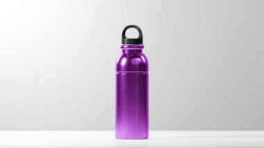 Metalik mor kapaklı, modern, parlak bir içki şişesi ve sade beyaz arka planda siyah bir kapağı var.