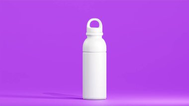 Modern tasarımı olan içki şişesi, tam beyaz bardak elektrik mor arka planının üzerinde duruyor.