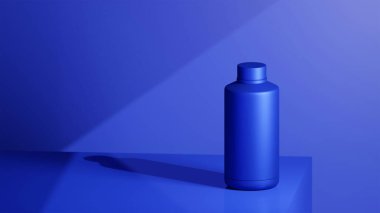 Mavi bir masaya yerleştirilmiş mavi renkli içki şişesi, mavi arka planda, parlak renkli fotograf konsepti