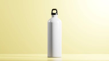 Işıl ışıl beyaz renkli, hafif mat kaplamalı izole modern spor taklacısı. Benzersiz parlak siyah şişe kapağı. Tereyağlı Süt arkaplanından ayarlandı