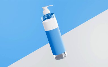 Beyaz kapaklı temiz şişe pompası. Beyaz ve lüle mavi kollu bu şişeyi kaplıyor, çapraz beyaz üzerinde süzülüyor ve mavi arkaplanı tarıyor