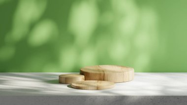 İzole edilmiş 3 yuvarlak ahşap podyum Yeşil Yılan arka planındaki çimento üssüne yerleştiriliyor. Farklı podyum boyutlarında. Yaprakların doğal gölgeleri