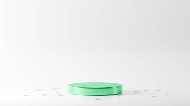 İzole edilmiş Aquamarine parlak podyumu beyaz renkli arka plana yerleştirilmiş ve etrafında su damlaları var.