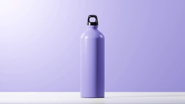 Işıltılı sütlü lavanta renkli, hafif mat kaplamalı, izole modern bir şişe. Benzersiz parlak siyah şişe kapağı. Sütlü Lavanta arkaplanı üzerine takla