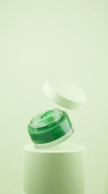 Kremayla dolu şeffaf bir kozmetik kavanozu yumuşak nane podyumunun üzerinde asılı duran renkli krema. Parlak Yumuşak Naneli Bitiş