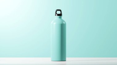 Işıl ışıl yumuşak Cyan renginde, hafif mat bir kaplamayla izole edilmiş modern şişe. Benzersiz parlak siyah şişe kapağı. Yumuşak Cyan arkaplan üzerine takla