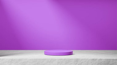 Çimento üzerine izole edilmiş derin magenta podyumu. Arka planda güneş ışınları ışığı, derin morumsu arka plan, ürün değişimi.