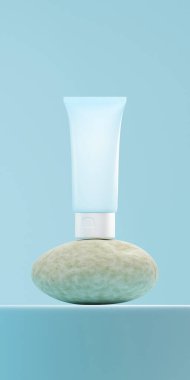 Yuvarlak bir taşın üzerine yerleştirilmiş beyaz şapkalı matte bebek mavisi tüp kremi. Krem tüpü bebek mavisi arka plan ve tabana yerleştirilmiş..