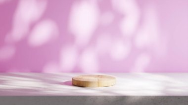 Dairesel ahşap bir podyum, parlak pembe arka planı olan bir çimento tabanına yerleştirilir. Yaprakların doğal gölgeleriyle aydınlatma