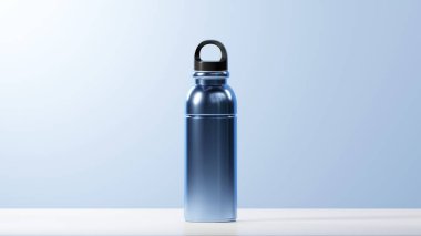 Metalik Polo mavisi üzerine modern parlak bir içki şişesi ve sade beyaz bir tabanın üzerine siyah bir kapak konur. Polo Blue arkaplanından ayarlayın