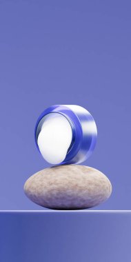 Yuvarlak bir taşın üzerine yerleştirilmiş, erimiş beyaz kremayla dolu açık mor krema kavanozu. Mor Mavi arka planda kozmetik krem ürünü