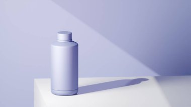 menekşe renkli içki şişesi beyaz bir masaya yerleştirilmiş, menekşe arkaplanının önüne yerleştirilmiş, parlak renkli fotograf konsepti