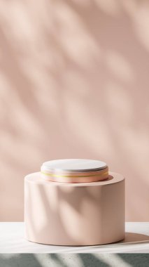 Malibu 'da altın şeritli lüks bir podyum. Yuvarlak bir tahtaya, temel çimento dokusunun üzerine, Malibu arka planıyla yerleştirilmiş. Doğa gobolar