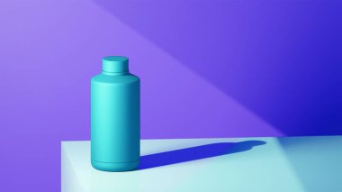 Açık mavi bir masaya yerleştirilmiş parlak cyan içki şişesi, mor bir arkaplan önüne yerleştirilmiş, parlak renkli fotografik konsept.