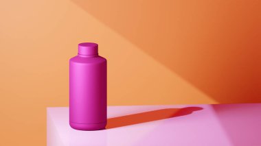 Pembe bir masaya yerleştirilmiş parlak fuşya renkli içki şişesi. Mandalina arkaplanının önüne yerleştirilmiş. Parlak renklerle çekilmiş fütüristik fotoğraf konsepti.