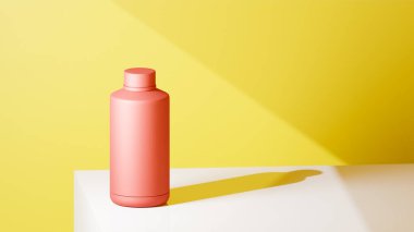 Parlak turuncu soda şişesi beyaz bir masaya yerleştirilmiş, parlak sarı arka plan, parlak renkli fotograf konsepti