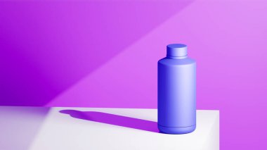 parlak lapis renkli içki şişesi beyaz bir masanın üzerine yerleştirilmiş, fuşya arka planında, parlak renkli fotograf konsepti