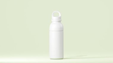 Modern tasarımı olan spor içeceği şişesi, lavanta kapaklı lavanta bardak, kereviz buzunun üzerinde dur..