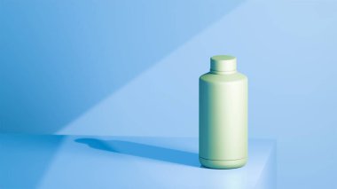 Bebek mavisi bir masaya yerleştirilmiş yeşil turkuaz renkli içki şişesi. Bebek mavisi arkaplanının önüne yerleştirilmiş. Parlak renkli fotograf konsepti..