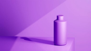 Heliotrope renkli içki şişesi, helotrop arka planının önüne yerleştirilmiş, parlak renkli fotograf konsepti.