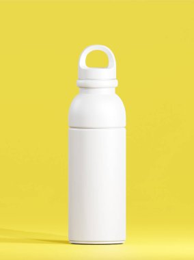 Modern tasarımı olan içki şişesi, tam beyaz bardak orta sarı arka planda duruyor..