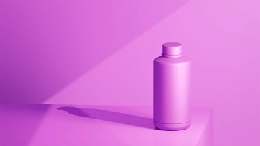 Fuşya renkli içecek şişesi bir fuşya masasının üzerine yerleştirilmiş, fuşya arkaplanının önüne yerleştirilmiş, parlak renklerle fütürist fotoğraf konsepti