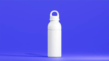 Modern tasarımı olan içki şişesi, beyaz bardak temiz mavi arka planda duruyor..