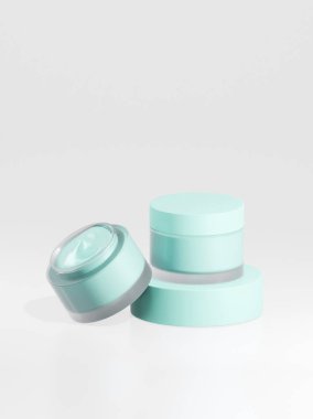 Alice Podyumu 'nda 2 paket Alice renkli ot kremi şişesi, esrar kreması şişeleri, beyaz arka planda izole edilmiş ot kreması şişeleri..