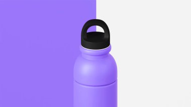 Siyah kapaklı orta mor ve beyaz arkaplan üzerine yerleştirilmiş orta boy mor taklacı şişesinin izole edilmiş yatay fotoğrafı