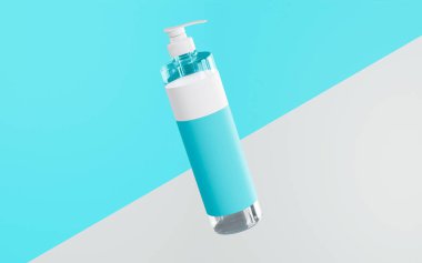 Beyaz kapaklı temiz şişe pompası. Bu şişeyi kaplayan beyaz ve cyan kol rengi, köşegen beyaz ve cyan arkaplan üzerinde yüzüyor