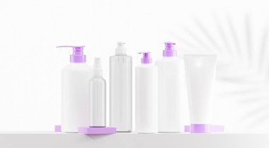 Lavanta kapaklı beyaz losyon şişesi. Beyaz şapkalı temiz losyon şişesi. Farklı boyutlarda, beyaz arka plan ve palmiye yapraklı siluet içeren losyon şişeleri.