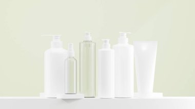 Beyaz losyon, sprey ve pompa şişesi. Beyaz şapkalı temiz losyon şişesi. Farklı boyutlarda losyon şişeleri soluk ballı arka planda beyaz bir zemine konur.