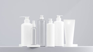 Beyaz losyon şişesi, sprey şişesi, pompa şişesi. Beyaz şapkalı temiz losyon şişesi. Bulutlu arka planda çeşitli boyutlarda losyon şişeleri