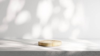 Dairesel ahşap bir podyum, beyaz arka planı olan bir çimento tabanına yerleştirilir. Yaprakların doğal gölgeleriyle aydınlatma