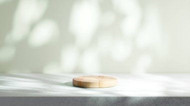 Yuvarlak ahşap bir podyum çimento tabanına yerleştirilir. Yaprakların doğal gölgeleriyle aydınlatma