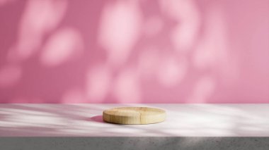 Dairesel ahşap bir podyum flamingo arka planlı bir çimento tabanına yerleştirilir. Yaprakların doğal gölgeleriyle aydınlatma