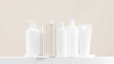 Beyaz losyon, sprey ve pompa şişesi. Beyaz şapkalı temiz losyon şişesi. Değişik boyutlarda losyon şişeleri deniz kabuğu arkaplanlı beyaz bir zemine konur.