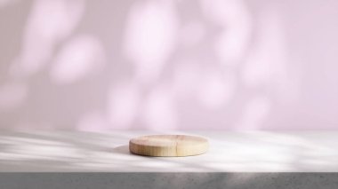 Dairesel ahşap bir podyum, ahududu arkaplanlı bir çimento tabanına yerleştirilir. Yaprakların doğal gölgeleriyle aydınlatma