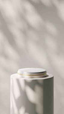 Sarı çizgili Alabaster dairesel kürsüsü Alabaster sütununa yerleştirilir. Ağaç dallarının gölgeleriyle doğal aydınlatma.