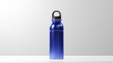 Metalik lacivert kapaklı ve siyah kapaklı modern, parlak bir içki şişesi beyaz arka plan üzerine kurulmuştur.