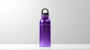 Metalik mor kapaklı, modern, parlak bir içki şişesi sade beyaz arka plan üzerine kurulmuş.