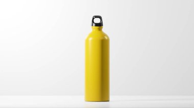 Hafif mat kaplamalı parlak Saffron 'lu modern spor su şişesi. Benzersiz parlak siyah şişe kapağı. Beyaz arkaplanda yer al