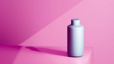 Sıcak Pembe bir tabana yerleştirilmiş leylak renginde içki şişesi ya da bardak. Sıcak Pembe arka plan. Basit taklacı tasarımı